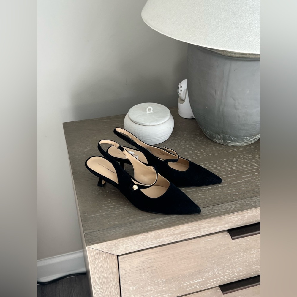 Ann Taylor size 6 black suede kitten heel classic